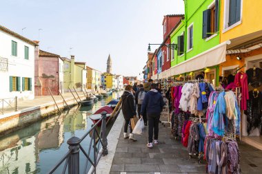 MURANO, İtalya, 20 Şubat 2023: Parlak bir günde Burano adasının çarpıcı görüntüsü, İtalya