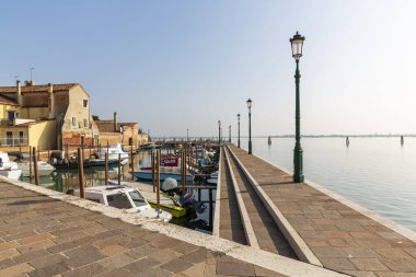 İtalya, aydınlık bir günde Burano adasının çarpıcı görüntüsü