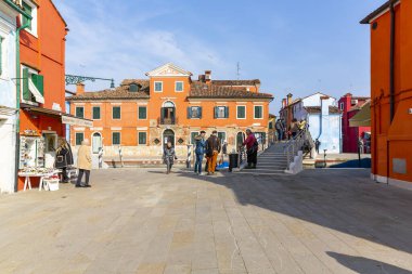 MURANO, İtalya, 20 Şubat 2023: Parlak bir günde Burano adasının çarpıcı görüntüsü, İtalya