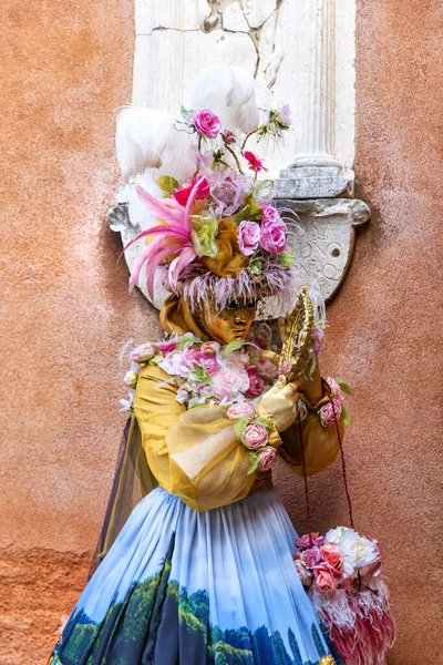 이탈리아 베니스 기간에 아름다운 미녀가면을쓰다 — 스톡 사진