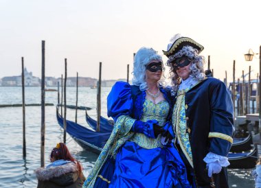 Riva degli Schiavoni, Venedik, İtalya 'daki karnaval maskelerinin muhteşem görüntüsü