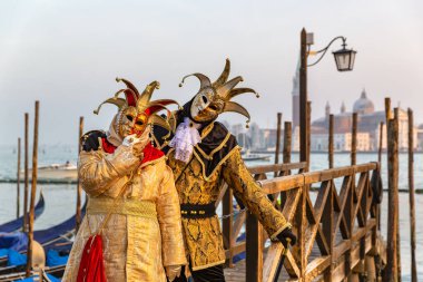 Riva degli Schiavoni, Venedik, İtalya 'daki karnaval maskelerinin muhteşem görüntüsü