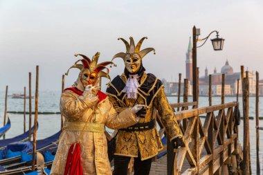 Riva degli Schiavoni, Venedik, İtalya 'daki karnaval maskelerinin muhteşem görüntüsü