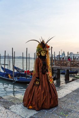 Riva degli Schiavoni, Venedik, İtalya 'daki karnaval maskelerinin muhteşem görüntüsü