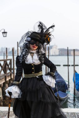 Riva degli Schiavoni, Venedik, İtalya 'daki karnaval maskelerinin muhteşem görüntüsü