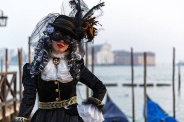 Riva degli Schiavoni, Venedik, İtalya 'daki karnaval maskelerinin muhteşem görüntüsü