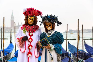 Riva degli Schiavoni, Venedik, İtalya 'daki karnaval maskelerinin muhteşem görüntüsü