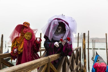 Riva degli Schiavoni, Venedik, İtalya 'daki karnaval maskelerinin muhteşem görüntüsü