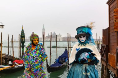 Riva degli Schiavoni, Venedik, İtalya 'daki karnaval maskelerinin muhteşem görüntüsü