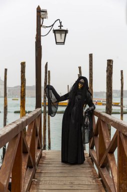 Riva degli Schiavoni, Venedik, İtalya 'daki karnaval maskelerinin muhteşem görüntüsü