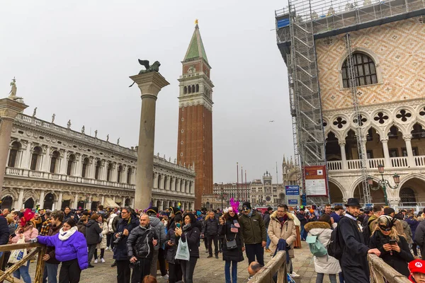 Venedik, İtalya 21 Şubat 2023: Venedik Piazza San Marco Karnaval sırasında turistlerle doludur.