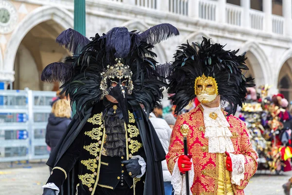 Talya Venedik Karnavalı Sırasında Maskeli Muhteşem Bir Çift — Stok fotoğraf
