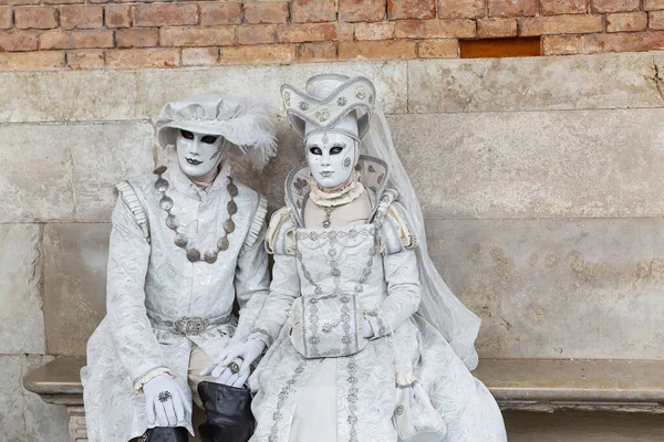 Prachtig Koppel Met Maskers Tijdens Het Carnaval Van Venetië Italië — Stockfoto