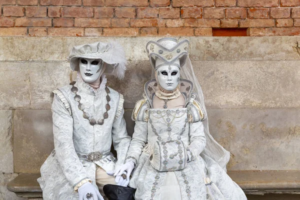 Prachtig Koppel Met Maskers Tijdens Het Carnaval Van Venetië Italië — Stockfoto