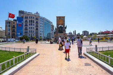 İSTANBUL, TURKEY 2023, Ağustos 04: İstanbul 'da Atatürk anıtıyla Taksim Meydan' ın güzel manzarası