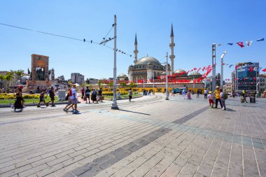 İSTANBUL, TURKEY 2023, Ağustos 04: İstanbul 'da Atatürk anıtıyla Taksim Meydan' ın güzel manzarası