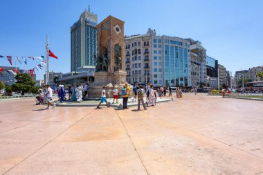İSTANBUL, TURKEY 2023, Ağustos 04: İstanbul 'da Atatürk anıtıyla Taksim Meydan' ın güzel manzarası