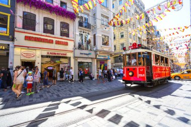 İSTANBUL, TURKEY 2023, Ağustos 04: İstiklal Caddesi, İstanbul 'un en ünlü caddelerinden biri.