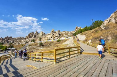 GOREME, TURKEY 2023, Ağustos 08: Goreme, Kapadokya, Türkiye 'deki ünlü açık hava müzesi