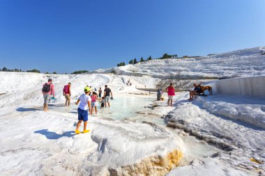 PAMUKALE, TURKEY 2023, 10 Ağustos: Türkiye 'de bir Unesco miras sitesi olan Pamukkale' nin ünlü travertin oluşumları