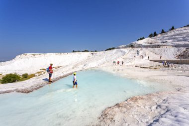 PAMUKALE, TURKEY 2023, 10 Ağustos: Türkiye 'de bir Unesco miras sitesi olan Pamukkale' nin ünlü travertin oluşumları