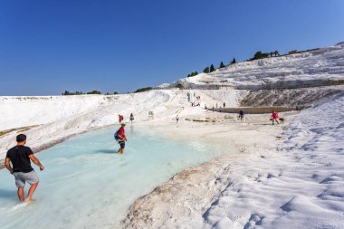 PAMUKALE, TURKEY 2023, 10 Ağustos: Türkiye 'de bir Unesco miras sitesi olan Pamukkale' nin ünlü travertin oluşumları