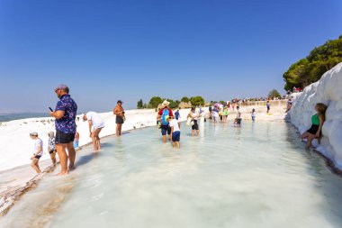 PAMUKALE, TURKEY 2023, 10 Ağustos: Türkiye 'de bir Unesco miras sitesi olan Pamukkale' nin ünlü travertin oluşumları