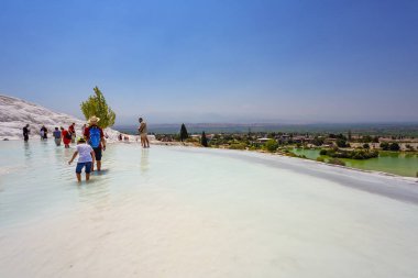 PAMUKALE, TURKEY 2023, 10 Ağustos: Türkiye 'de bir Unesco miras sitesi olan Pamukkale' nin ünlü travertin oluşumları