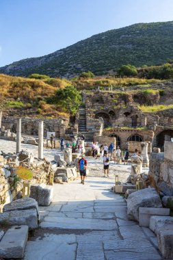 EPHESUS, TURKEY 2023, 10 Ağustos: Türkiye 'nin güneybatısındaki çok önemli bir arkeoloji sahası olan Efes' in güzel manzarası