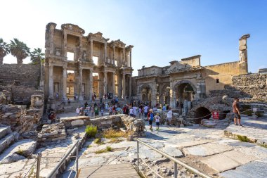 EPHESUS, TURKEY 2023, 10 Ağustos: Türkiye 'nin güneybatısındaki çok önemli bir arkeoloji sahası olan Efes' in güzel manzarası