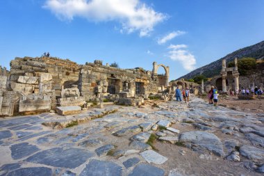 EPHESUS, TURKEY 2023, 10 Ağustos: Türkiye 'nin güneybatısındaki çok önemli bir arkeoloji sahası olan Efes' in güzel manzarası