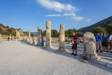 EPHESUS, TURKEY 2023, 10 Ağustos: Türkiye 'nin güneybatısındaki çok önemli bir arkeoloji sahası olan Efes' in güzel manzarası