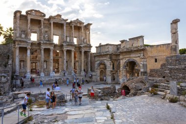 EPHESUS, TURKEY 2023, 10 Ağustos: Türkiye 'nin güneybatısındaki çok önemli bir arkeoloji sahası olan Efes' in güzel manzarası