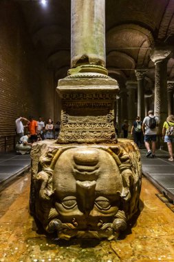 İstanbul, Türkiye 2023, Ağustos 03: İstanbul 'daki ünlü yeraltı Bazilika Sarnıcısının iç görünümü