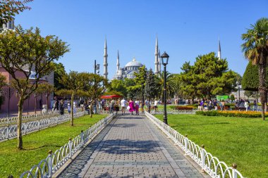 İSTANBUL, TURKEY 2023 Ağustos 03: Türkiye 'nin Saltanahmet Parkı' ndan İstanbul 'daki Sultanahmet Camii' nin dış manzarası
