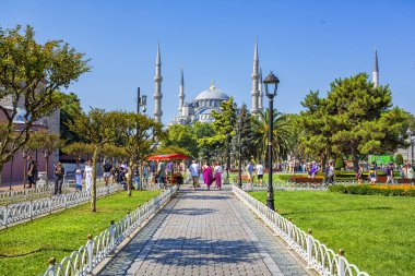 İSTANBUL, TURKEY 2023 Ağustos 03: Türkiye 'nin Saltanahmet Parkı' ndan İstanbul 'daki Sultanahmet Camii' nin dış manzarası