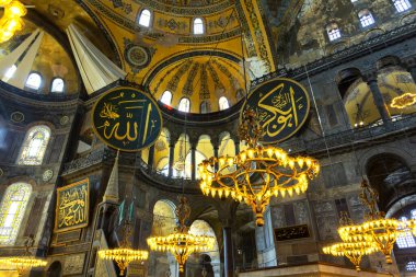 İstanbul 'daki Ayasofya Camii' nin içi çok güzel görünüyor.