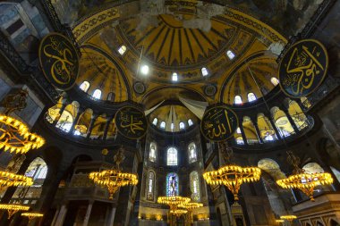 İstanbul 'daki Ayasofya Camii' nin içi çok güzel görünüyor.