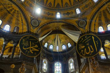 İstanbul 'daki Ayasofya Camii' nin içi çok güzel görünüyor.