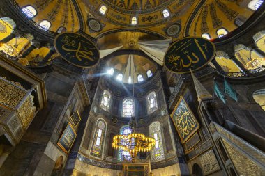 İstanbul 'daki Ayasofya Camii' nin içi çok güzel görünüyor.