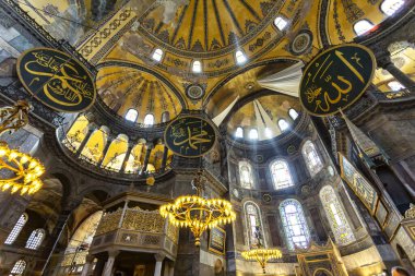 İstanbul 'daki Ayasofya Camii' nin içi çok güzel görünüyor.