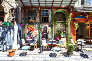 İSTANBUL, TURKEY 2023, Ağustos 04: İstanbul 'un en tarihi bölgelerinden biri, renk ve yaşam dolu