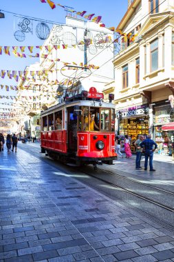 İSTANBUL, TURKEY 2023, Ağustos 04: İstiklal Caddesi, İstanbul 'un en ünlü caddelerinden biri.