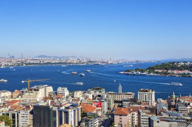 İSTANBUL, TURKEY 2023 Ağustos 04: Beyoğlu 'ndaki ünlü Galata Kulesi' nden İstanbul 'un havadan görünüşü