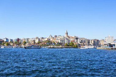 İstanbul 'un güzel manzarası ve Galata Köprüsü' nden Golden Horn, Türkiye