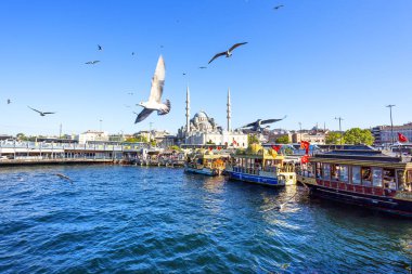 Eminonu limanı İstanbul, Türkiye 'den Yeni Cami Camii' nin güzel manzarası