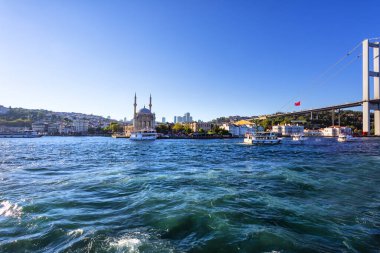 İstanbul ve Ortakoy Camii 'nin İstanbul, Türkiye' deki bir gemi gezisi sırasında güzel manzarası