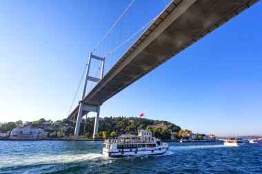 İSTANBUL, TURKEY 2023 Ağustos 04: İstanbul ve Altın Boynuz 'un İstanbul, Türkiye' deki bir gemi gezisi sırasında güzel manzarası