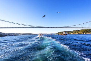 İstanbul ve Altın Boynuz 'un güzel manzarası Türkiye' nin Boğaz kentinde bir gemi gezisi sırasında