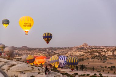 CAVUSIN, TURKEY 2023 Ağustos 08: Balon uçuşu, Kapadokya 'nın büyük turistik cazibesi. Kapadokya dünya çapında sıcak hava balonlarıyla uçmak için en iyi yer olarak bilinir.